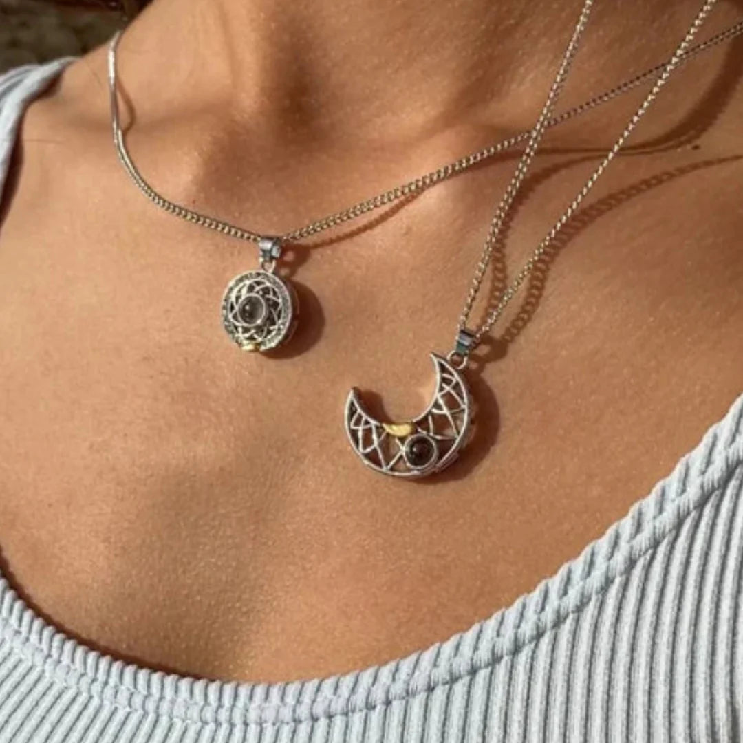 COLLAR SOL Y LUNA CON PROYECCIÓN "TE AMO" EN 100 IDIOMAS + CAJA DE ROSA